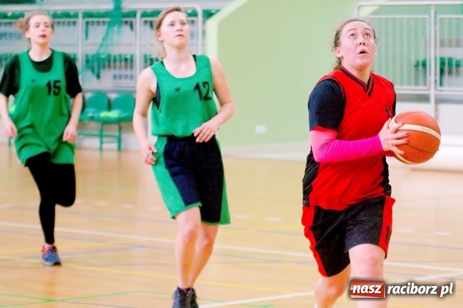 Zdjęcie w galerii na portalu naszraciborz.pl: Gimnazjum Dwujęzyczne najlepsze w miejskim finale koszykówki dziewczyn wiadomości z regionu