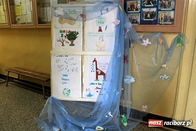 Zdjęcie w galerii na portalu naszraciborz.pl: Dzień Ziemi w Gimnazjum nr 5. Temat: woda = życie  wiadomości z regionu