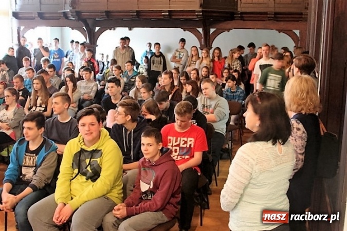 Zdjęcie w galerii na portalu naszraciborz.pl: Dzień Ziemi w Gimnazjum nr 5. Temat: woda = życie  wiadomości z regionu