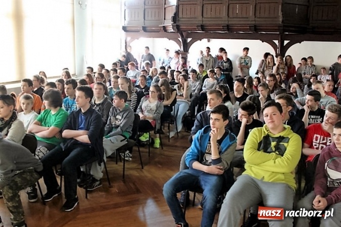 Zdjęcie w galerii na portalu naszraciborz.pl: Dzień Ziemi w Gimnazjum nr 5. Temat: woda = życie  wiadomości z regionu