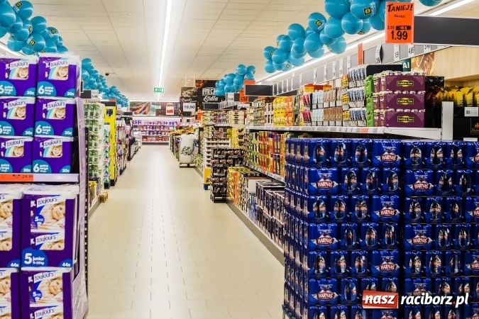 Zdjęcie w galerii na portalu naszraciborz.pl: Tłumy mieszkańców na otwarciu Lidla w Raciborzu wiadomości z regionu