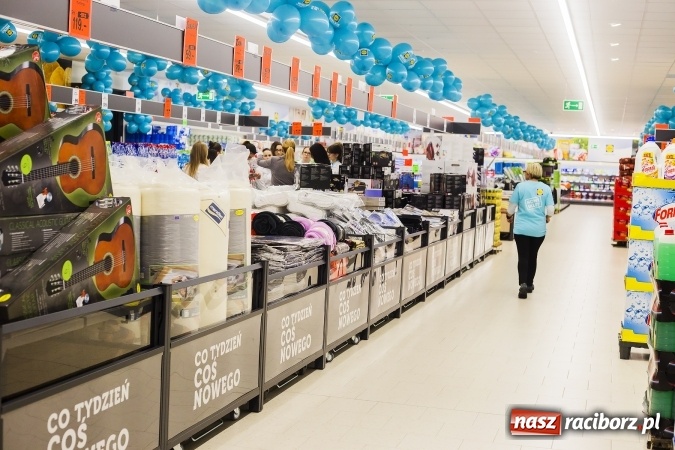 Zdjęcie w galerii na portalu naszraciborz.pl: Tłumy mieszkańców na otwarciu Lidla w Raciborzu wiadomości z regionu