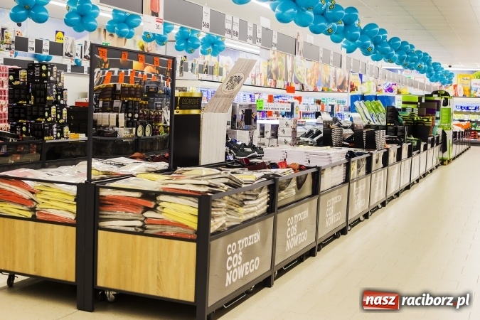 Zdjęcie w galerii na portalu naszraciborz.pl: Tłumy mieszkańców na otwarciu Lidla w Raciborzu wiadomości z regionu