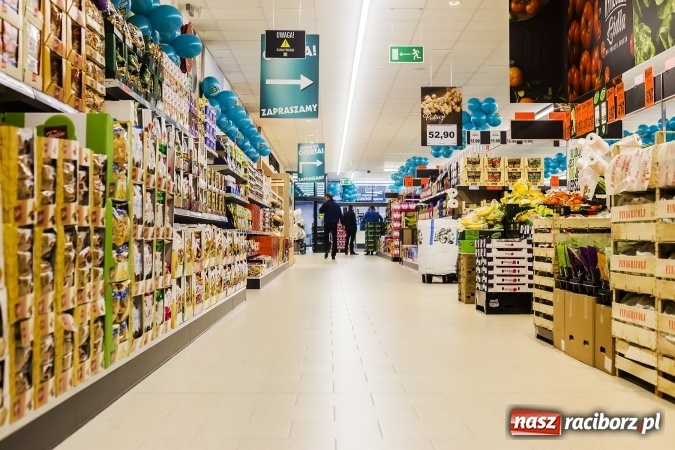 Zdjęcie w galerii na portalu naszraciborz.pl: Tłumy mieszkańców na otwarciu Lidla w Raciborzu wiadomości z regionu