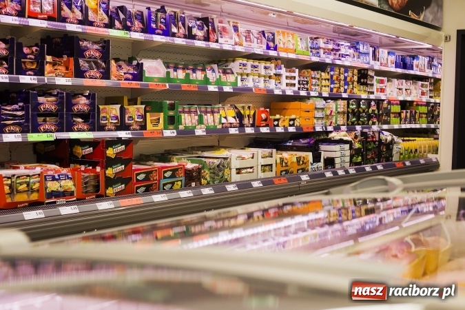 Zdjęcie w galerii na portalu naszraciborz.pl: Tłumy mieszkańców na otwarciu Lidla w Raciborzu wiadomości z regionu