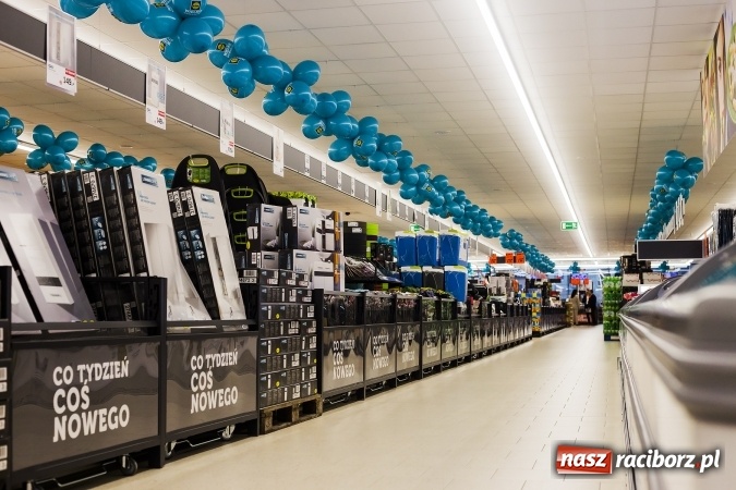 Zdjęcie w galerii na portalu naszraciborz.pl: Tłumy mieszkańców na otwarciu Lidla w Raciborzu wiadomości z regionu