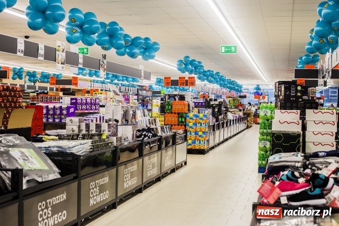 Zdjęcie w galerii na portalu naszraciborz.pl: Tłumy mieszkańców na otwarciu Lidla w Raciborzu wiadomości z regionu