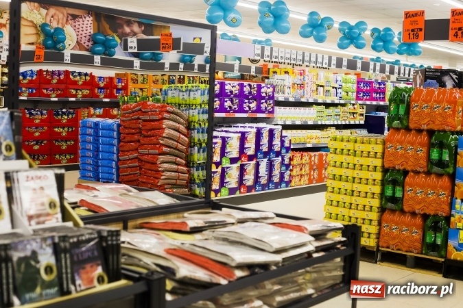 Zdjęcie w galerii na portalu naszraciborz.pl: Tłumy mieszkańców na otwarciu Lidla w Raciborzu wiadomości z regionu