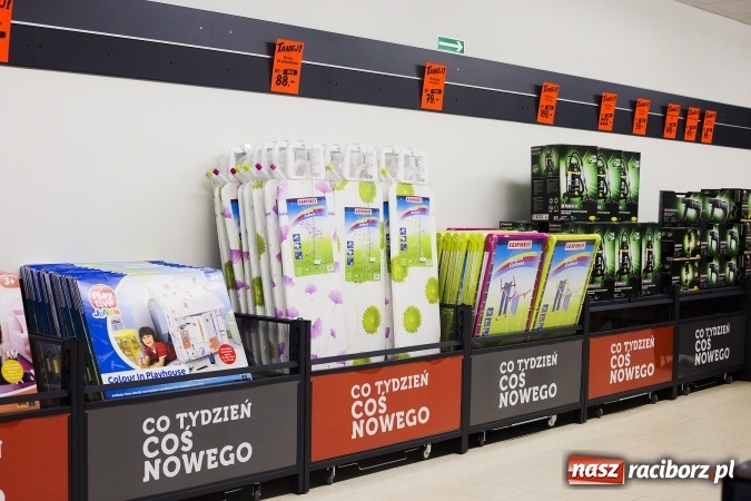 Zdjęcie w galerii na portalu naszraciborz.pl: Tłumy mieszkańców na otwarciu Lidla w Raciborzu wiadomości z regionu