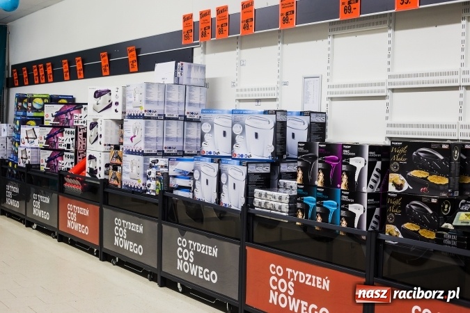 Zdjęcie w galerii na portalu naszraciborz.pl: Tłumy mieszkańców na otwarciu Lidla w Raciborzu wiadomości z regionu