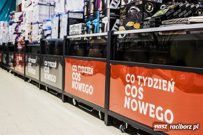 Zdjęcie w galerii na portalu naszraciborz.pl: Tłumy mieszkańców na otwarciu Lidla w Raciborzu wiadomości z regionu