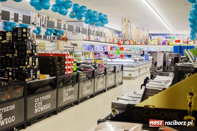 Zdjęcie w galerii na portalu naszraciborz.pl: Tłumy mieszkańców na otwarciu Lidla w Raciborzu wiadomości z regionu