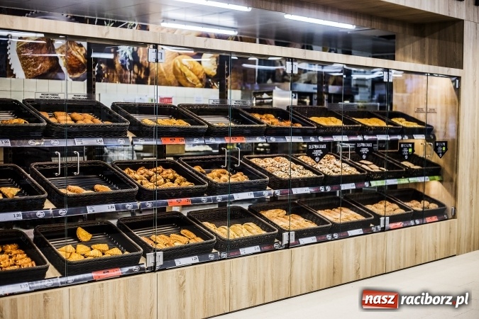 Zdjęcie w galerii na portalu naszraciborz.pl: Tłumy mieszkańców na otwarciu Lidla w Raciborzu wiadomości z regionu