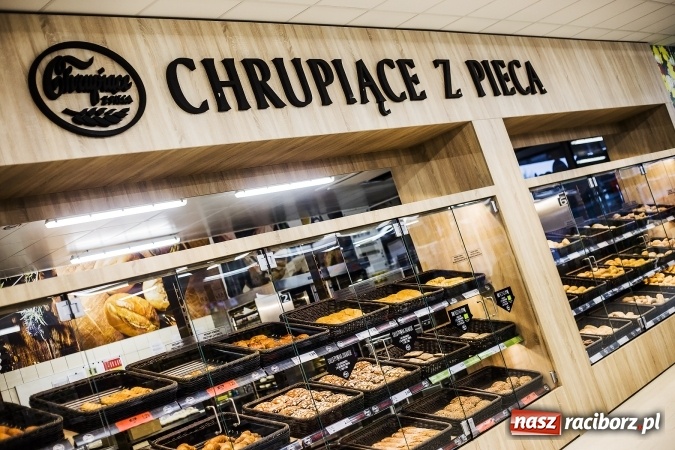 Zdjęcie w galerii na portalu naszraciborz.pl: Tłumy mieszkańców na otwarciu Lidla w Raciborzu wiadomości z regionu