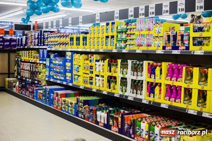 Zdjęcie w galerii na portalu naszraciborz.pl: Tłumy mieszkańców na otwarciu Lidla w Raciborzu wiadomości z regionu