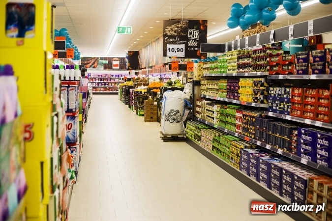 Zdjęcie w galerii na portalu naszraciborz.pl: Tłumy mieszkańców na otwarciu Lidla w Raciborzu wiadomości z regionu