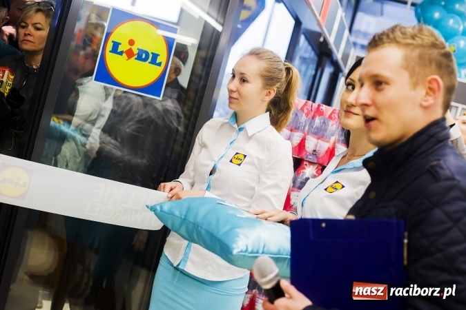 Zdjęcie w galerii na portalu naszraciborz.pl: Tłumy mieszkańców na otwarciu Lidla w Raciborzu wiadomości z regionu
