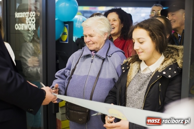 Zdjęcie w galerii na portalu naszraciborz.pl: Tłumy mieszkańców na otwarciu Lidla w Raciborzu wiadomości z regionu