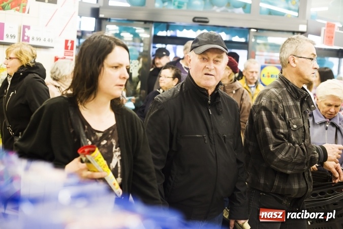 Zdjęcie w galerii na portalu naszraciborz.pl: Tłumy mieszkańców na otwarciu Lidla w Raciborzu wiadomości z regionu