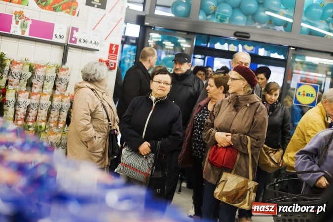 Zdjęcie w galerii na portalu naszraciborz.pl: Tłumy mieszkańców na otwarciu Lidla w Raciborzu wiadomości z regionu