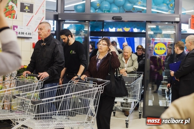 Zdjęcie w galerii na portalu naszraciborz.pl: Tłumy mieszkańców na otwarciu Lidla w Raciborzu wiadomości z regionu