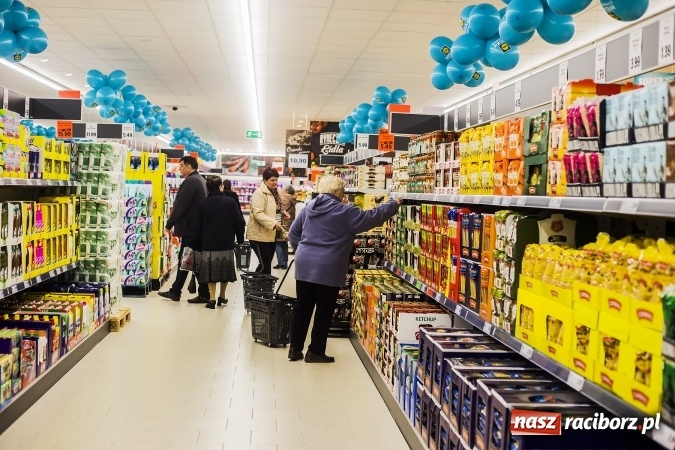 Zdjęcie w galerii na portalu naszraciborz.pl: Tłumy mieszkańców na otwarciu Lidla w Raciborzu wiadomości z regionu