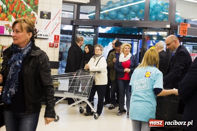 Zdjęcie w galerii na portalu naszraciborz.pl: Tłumy mieszkańców na otwarciu Lidla w Raciborzu wiadomości z regionu