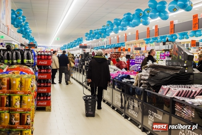 Zdjęcie w galerii na portalu naszraciborz.pl: Tłumy mieszkańców na otwarciu Lidla w Raciborzu wiadomości z regionu