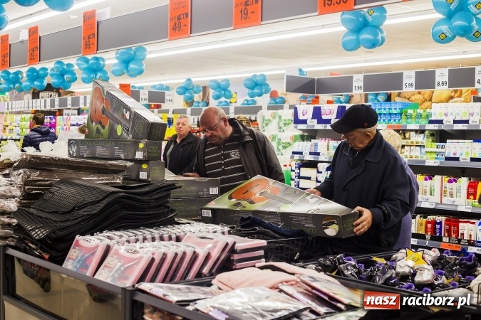 Zdjęcie w galerii na portalu naszraciborz.pl: Tłumy mieszkańców na otwarciu Lidla w Raciborzu wiadomości z regionu