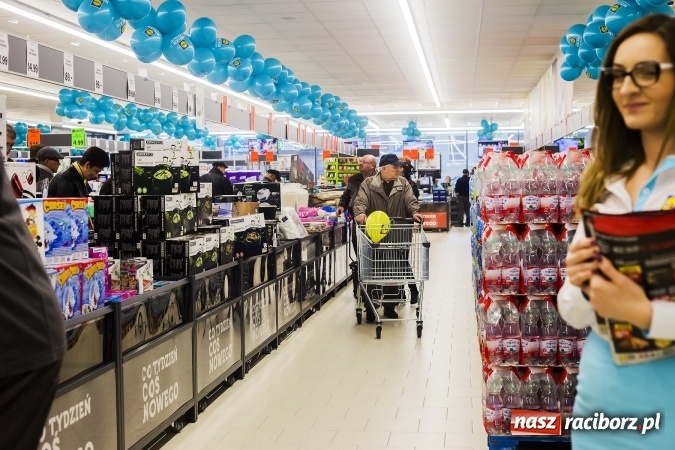 Zdjęcie w galerii na portalu naszraciborz.pl: Tłumy mieszkańców na otwarciu Lidla w Raciborzu wiadomości z regionu