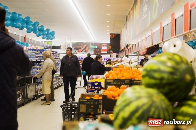 Zdjęcie w galerii na portalu naszraciborz.pl: Tłumy mieszkańców na otwarciu Lidla w Raciborzu wiadomości z regionu