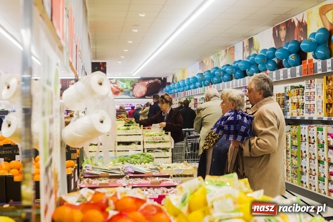 Zdjęcie w galerii na portalu naszraciborz.pl: Tłumy mieszkańców na otwarciu Lidla w Raciborzu wiadomości z regionu