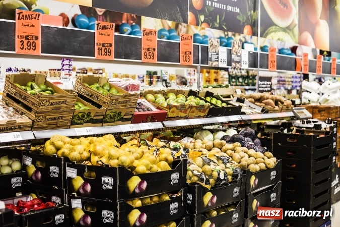 Zdjęcie w galerii na portalu naszraciborz.pl: Tłumy mieszkańców na otwarciu Lidla w Raciborzu wiadomości z regionu