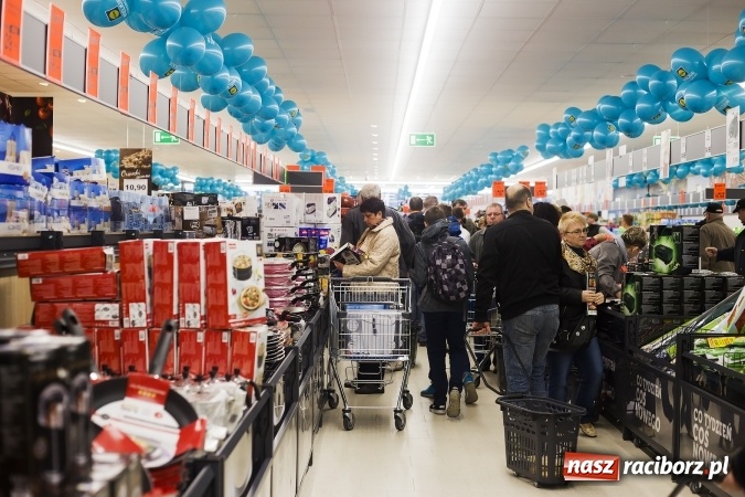 Zdjęcie w galerii na portalu naszraciborz.pl: Tłumy mieszkańców na otwarciu Lidla w Raciborzu wiadomości z regionu
