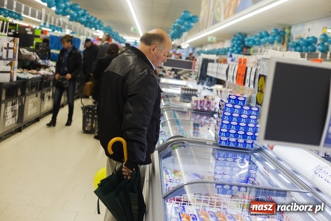 Zdjęcie w galerii na portalu naszraciborz.pl: Tłumy mieszkańców na otwarciu Lidla w Raciborzu wiadomości z regionu