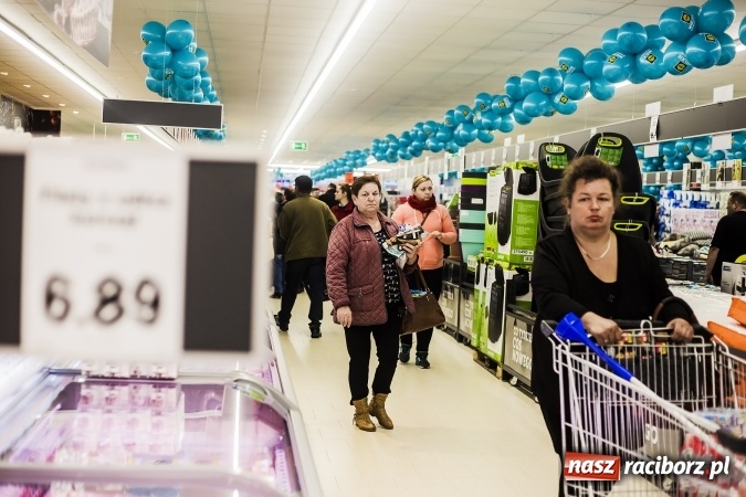 Zdjęcie w galerii na portalu naszraciborz.pl: Tłumy mieszkańców na otwarciu Lidla w Raciborzu wiadomości z regionu