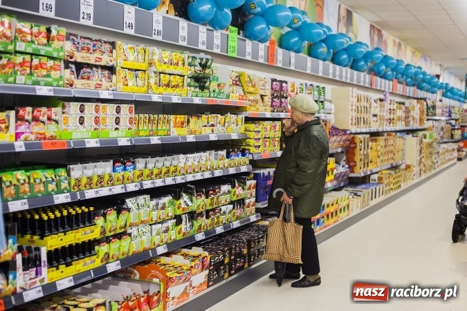 Zdjęcie w galerii na portalu naszraciborz.pl: Tłumy mieszkańców na otwarciu Lidla w Raciborzu wiadomości z regionu