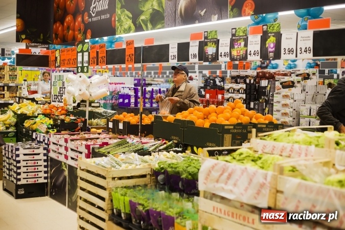 Zdjęcie w galerii na portalu naszraciborz.pl: Tłumy mieszkańców na otwarciu Lidla w Raciborzu wiadomości z regionu