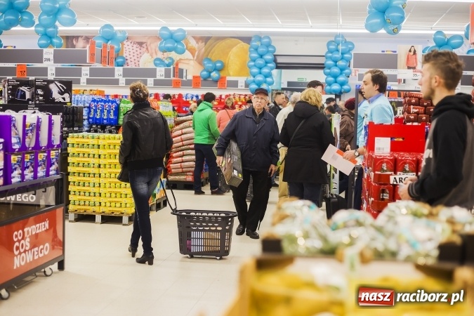 Zdjęcie w galerii na portalu naszraciborz.pl: Tłumy mieszkańców na otwarciu Lidla w Raciborzu wiadomości z regionu