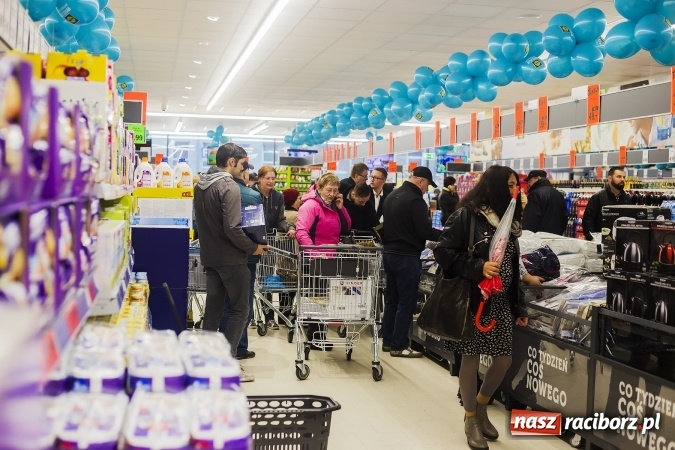 Zdjęcie w galerii na portalu naszraciborz.pl: Tłumy mieszkańców na otwarciu Lidla w Raciborzu wiadomości z regionu