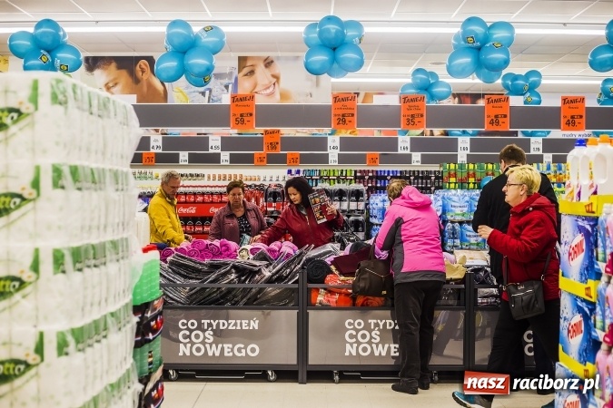 Zdjęcie w galerii na portalu naszraciborz.pl: Tłumy mieszkańców na otwarciu Lidla w Raciborzu wiadomości z regionu