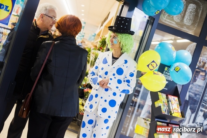 Zdjęcie w galerii na portalu naszraciborz.pl: Tłumy mieszkańców na otwarciu Lidla w Raciborzu wiadomości z regionu