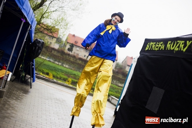 Zdjęcie w galerii na portalu naszraciborz.pl: Tłumy mieszkańców na otwarciu Lidla w Raciborzu wiadomości z regionu