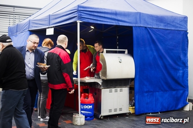 Zdjęcie w galerii na portalu naszraciborz.pl: Tłumy mieszkańców na otwarciu Lidla w Raciborzu wiadomości z regionu