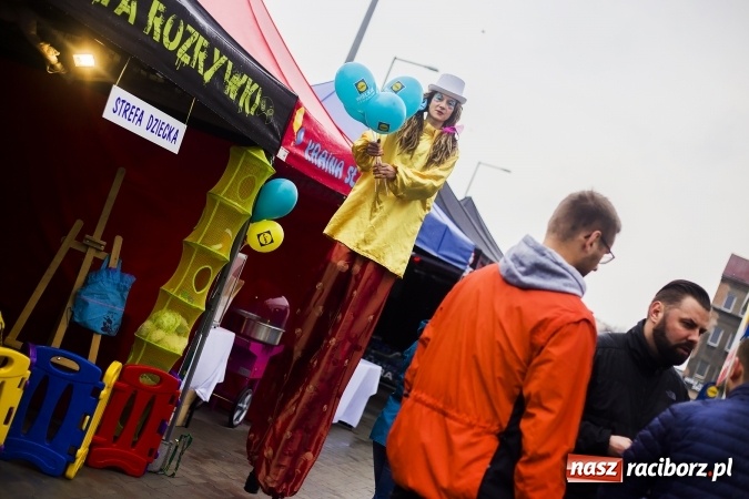 Zdjęcie w galerii na portalu naszraciborz.pl: Tłumy mieszkańców na otwarciu Lidla w Raciborzu wiadomości z regionu
