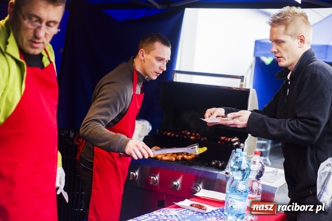 Zdjęcie w galerii na portalu naszraciborz.pl: Tłumy mieszkańców na otwarciu Lidla w Raciborzu wiadomości z regionu