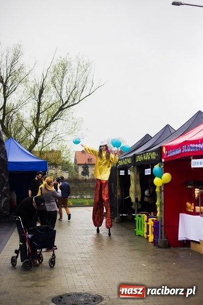 Zdjęcie w galerii na portalu naszraciborz.pl: Tłumy mieszkańców na otwarciu Lidla w Raciborzu wiadomości z regionu