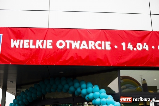 Zdjęcie w galerii na portalu naszraciborz.pl: Tłumy mieszkańców na otwarciu Lidla w Raciborzu wiadomości z regionu