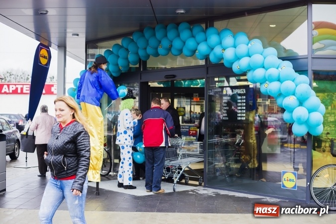 Zdjęcie w galerii na portalu naszraciborz.pl: Tłumy mieszkańców na otwarciu Lidla w Raciborzu wiadomości z regionu