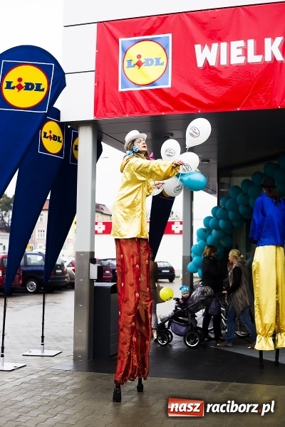 Zdjęcie w galerii na portalu naszraciborz.pl: Tłumy mieszkańców na otwarciu Lidla w Raciborzu wiadomości z regionu